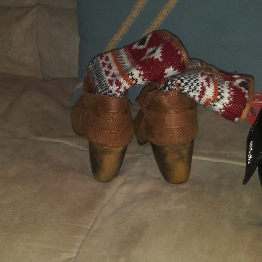 Boots - Picture 3 of 6